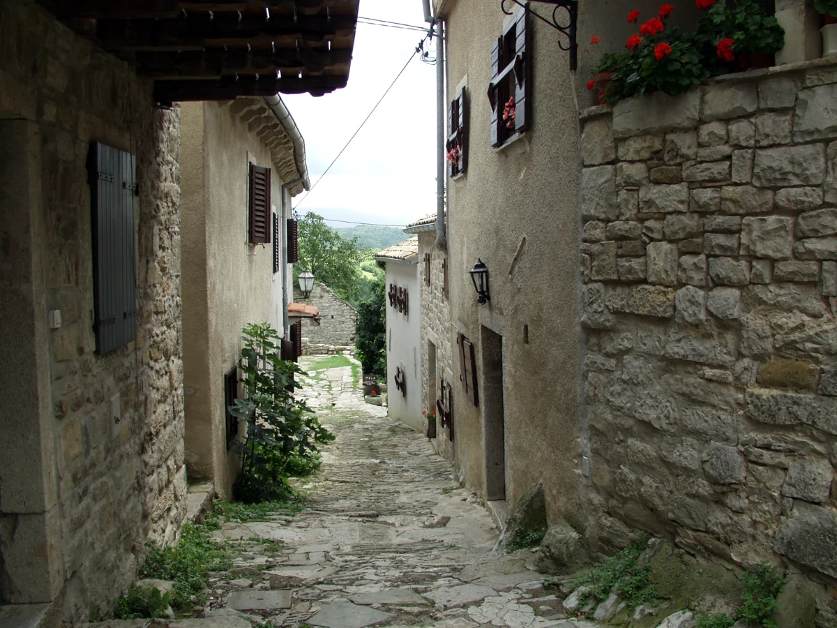 A stone lane in Hum
