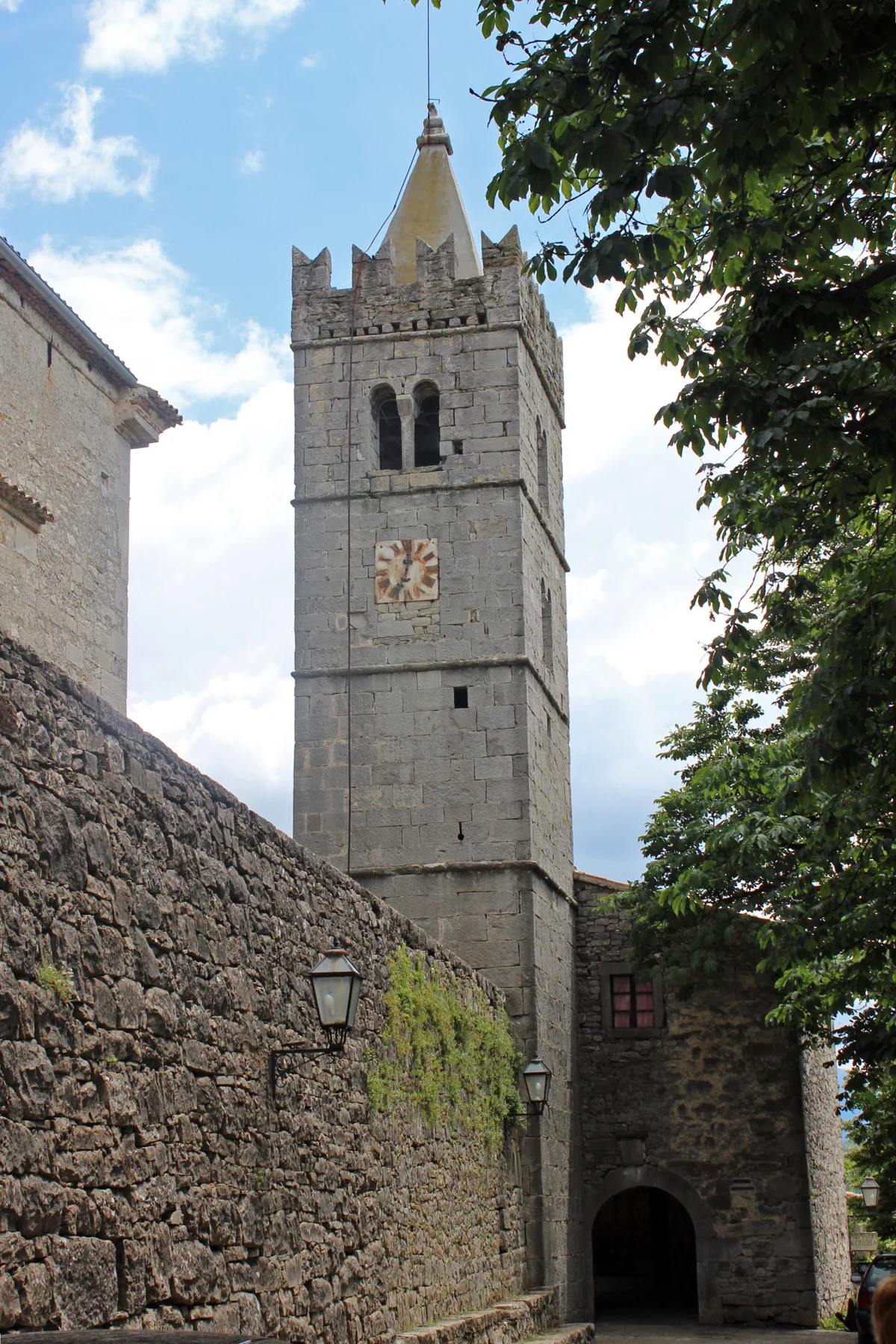 The gate and bell tower of Hum